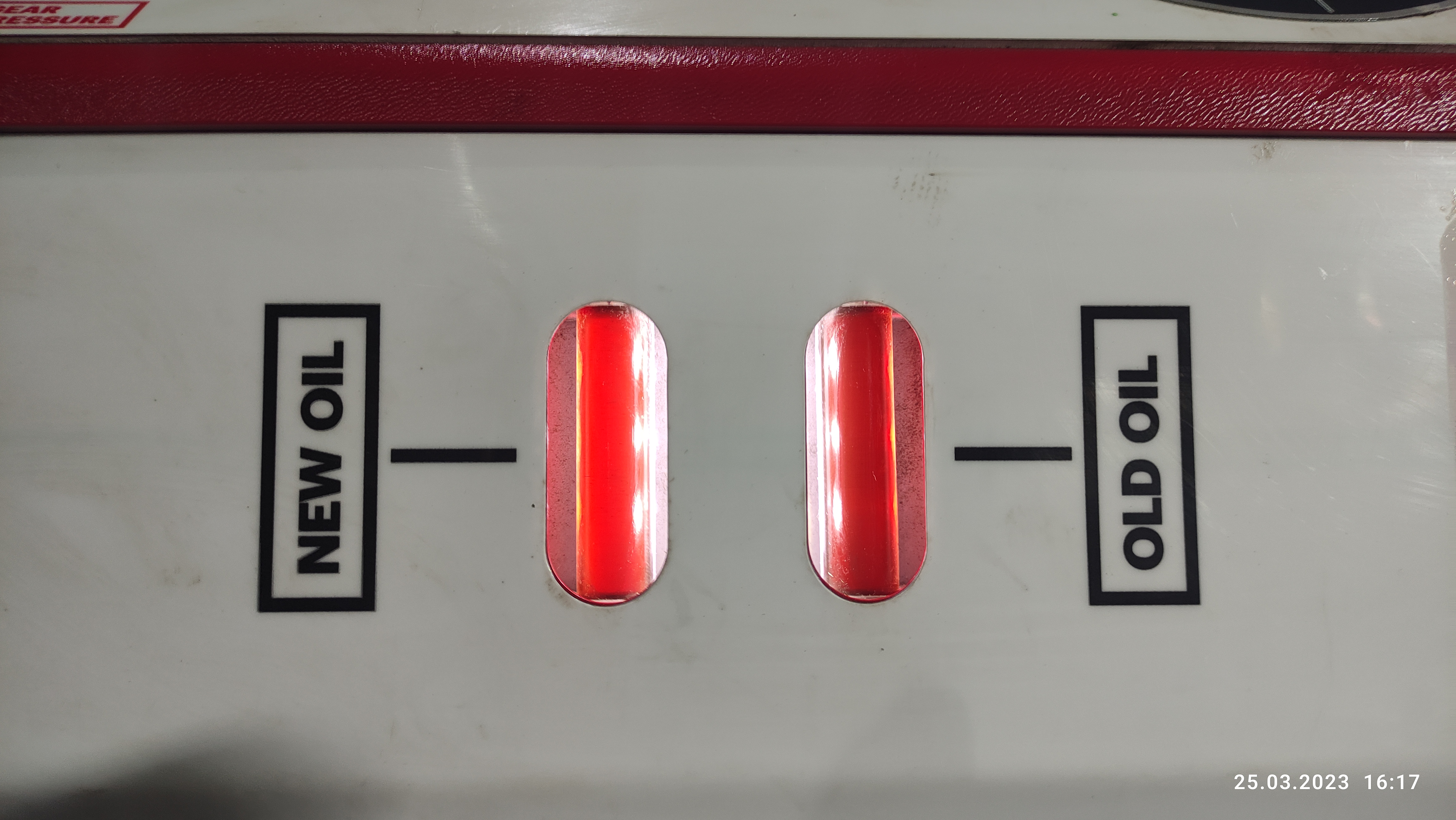 Масло прозрачное. Результат замены хороший. Для идеального результата необходимо еще 2 – 3 литра масла. Владелец решил остановиться на этом и сделать следующую замену раньше регламента.