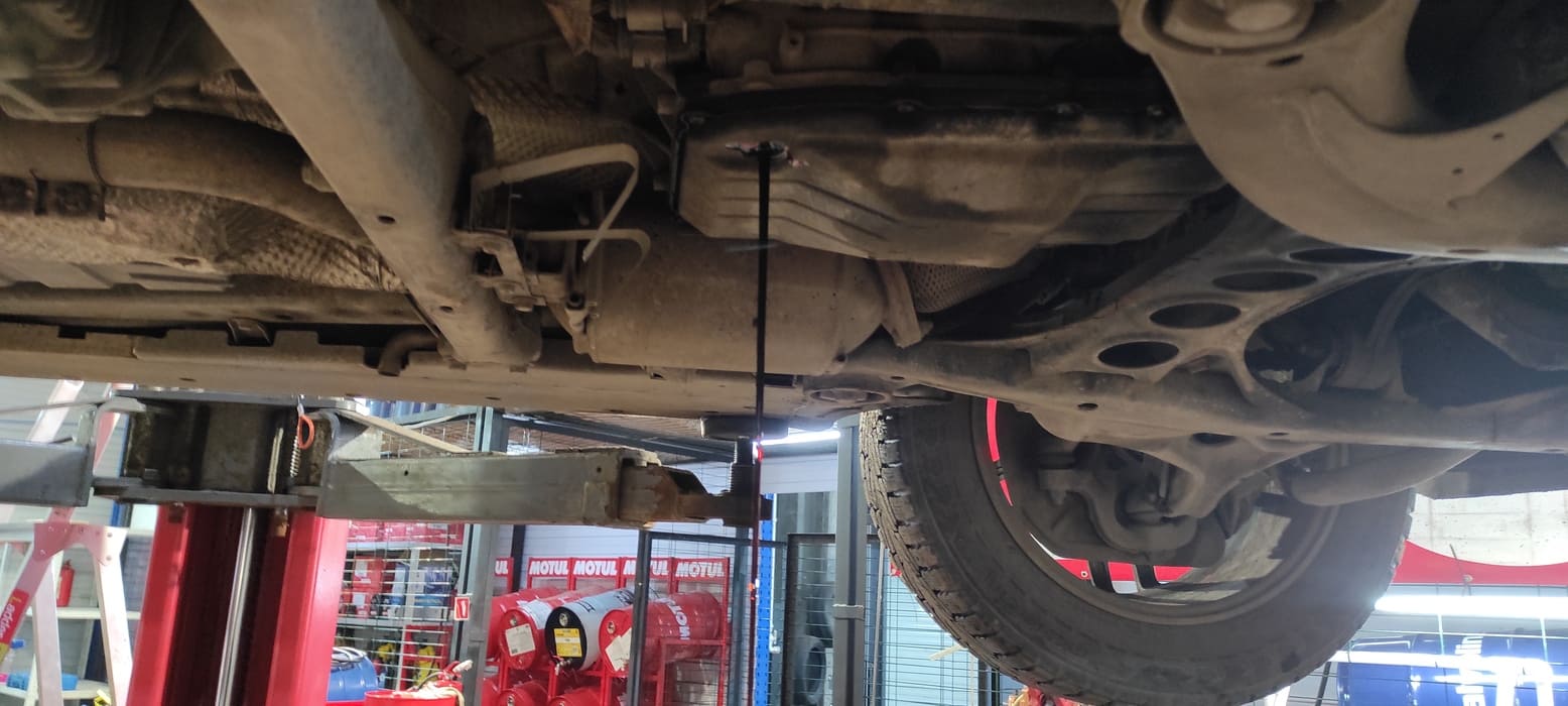 Прежде, сливаем масло из поддона АКПП. И снимаем сам поддон.