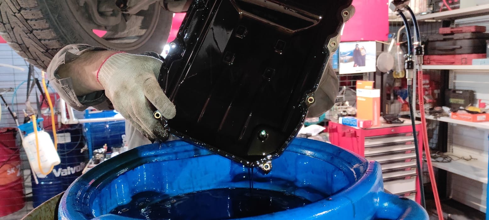 Сливаем остатки масла и проводим осмотр поддона.