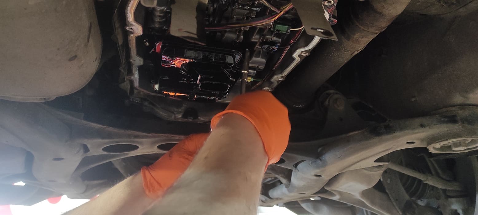 Проводим демонтаж старого фильтра очистки масла.