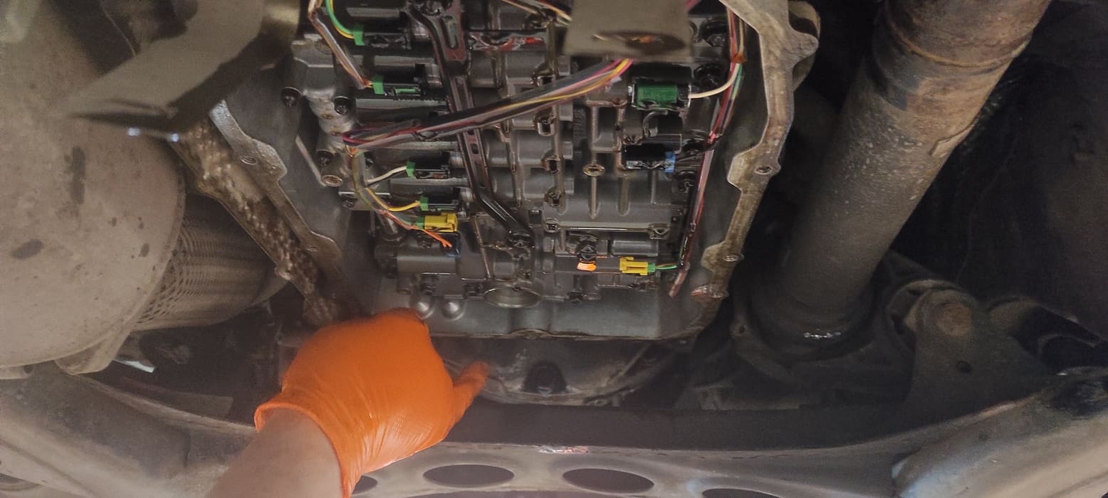 Перед установкой поддона назад плоскость прилегания необходимо тщательно почистить.