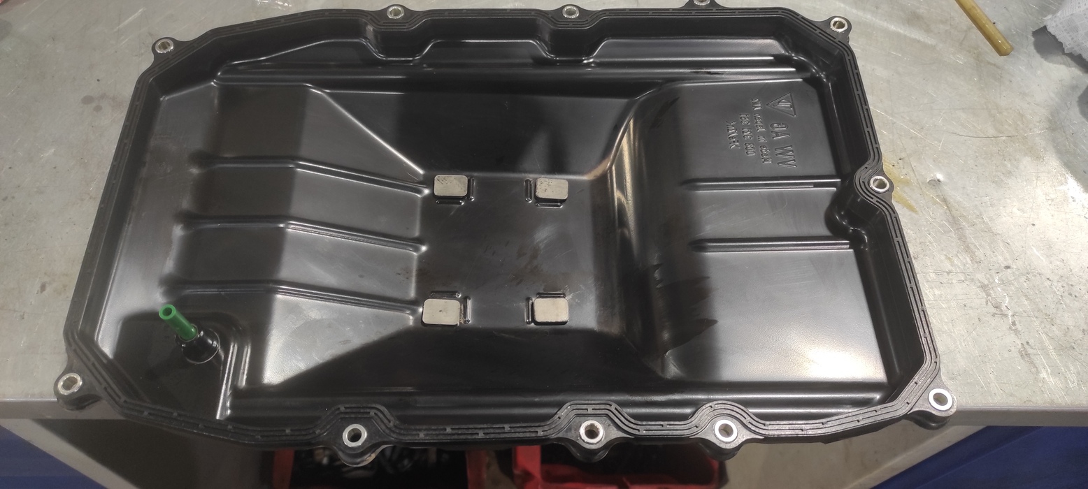 У данной АКПП поддон не одноразовый. После очистки поддона, магнитов и установки новой прокладки мы вернём его на своё место.