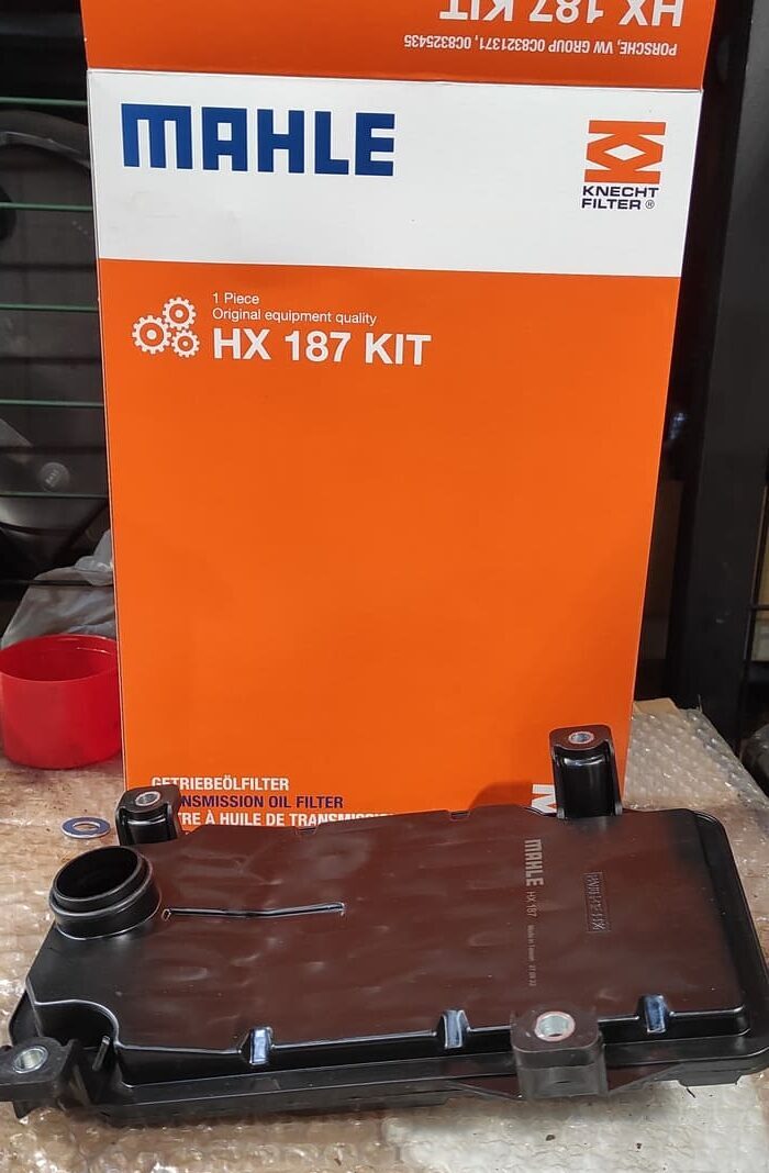 Для замены будем использовать новый фильтр MAHLE с новой прокладкой поддона в комплекте..