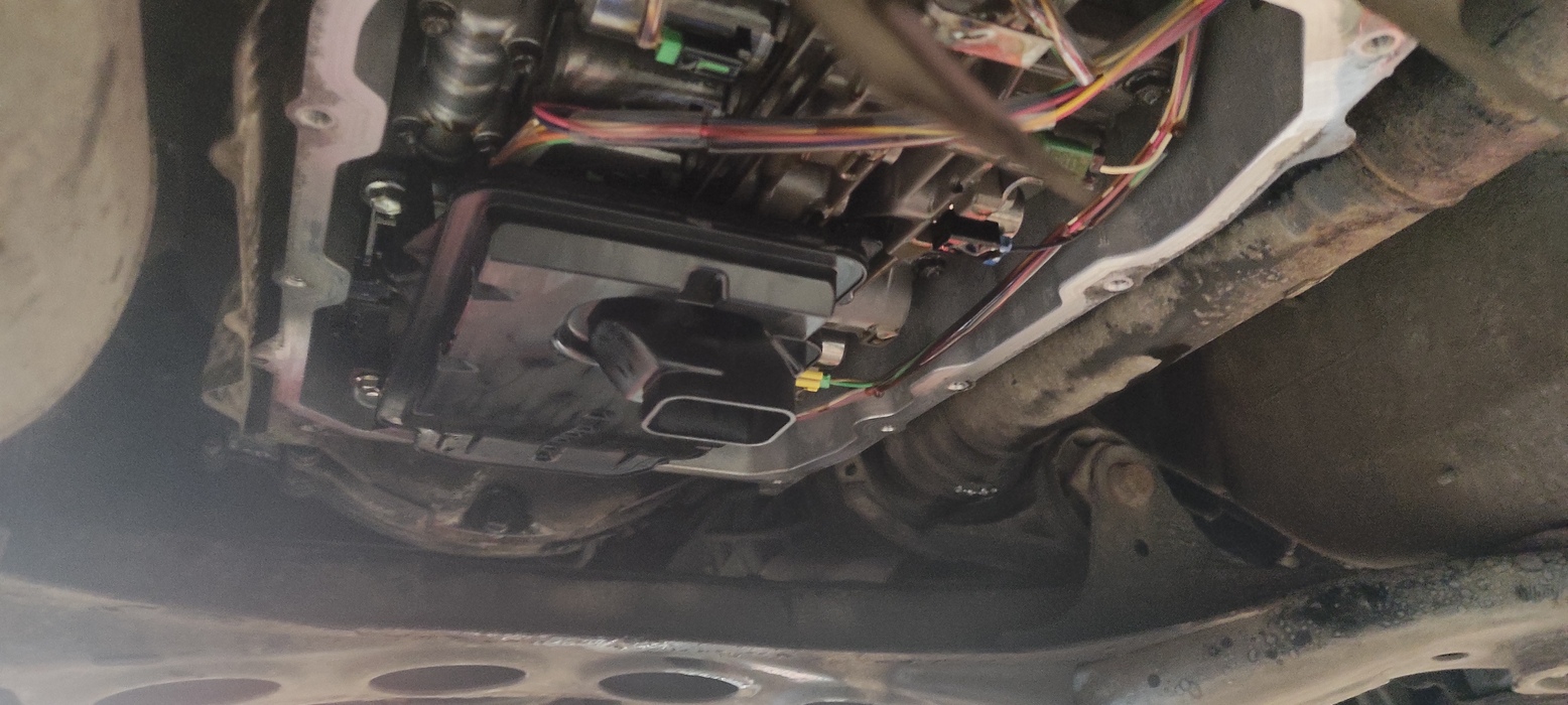 Устанавливаем новый фильтр на своё место.