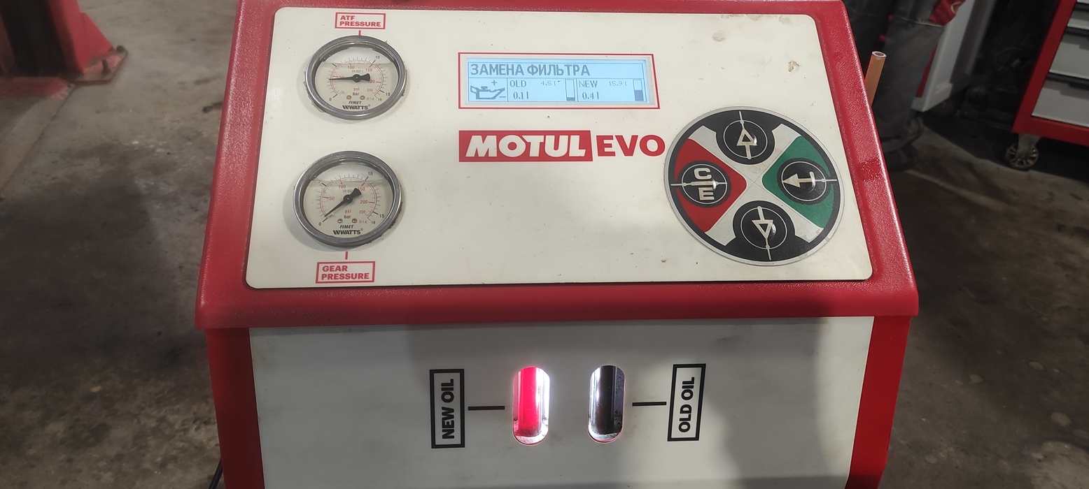 Теперь необходимо восполнить объём масла, что потерялся при демонтаже поддона. В нашем случае это 5.4 литра. Это делается при помощи установки.