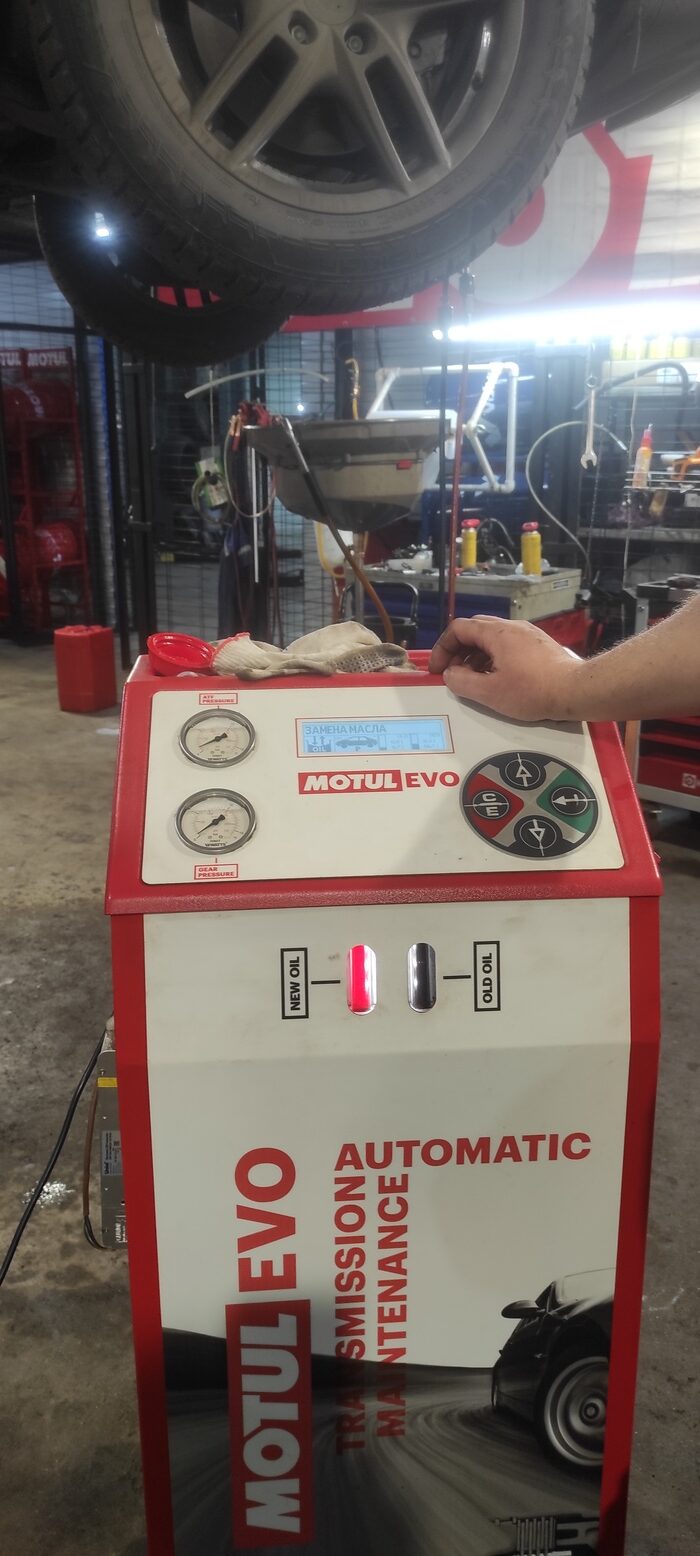 Аппаратная замена масла началась. Двигатель работает на холостых оборотах. В левой колбе новое масло, в правой отработанное.