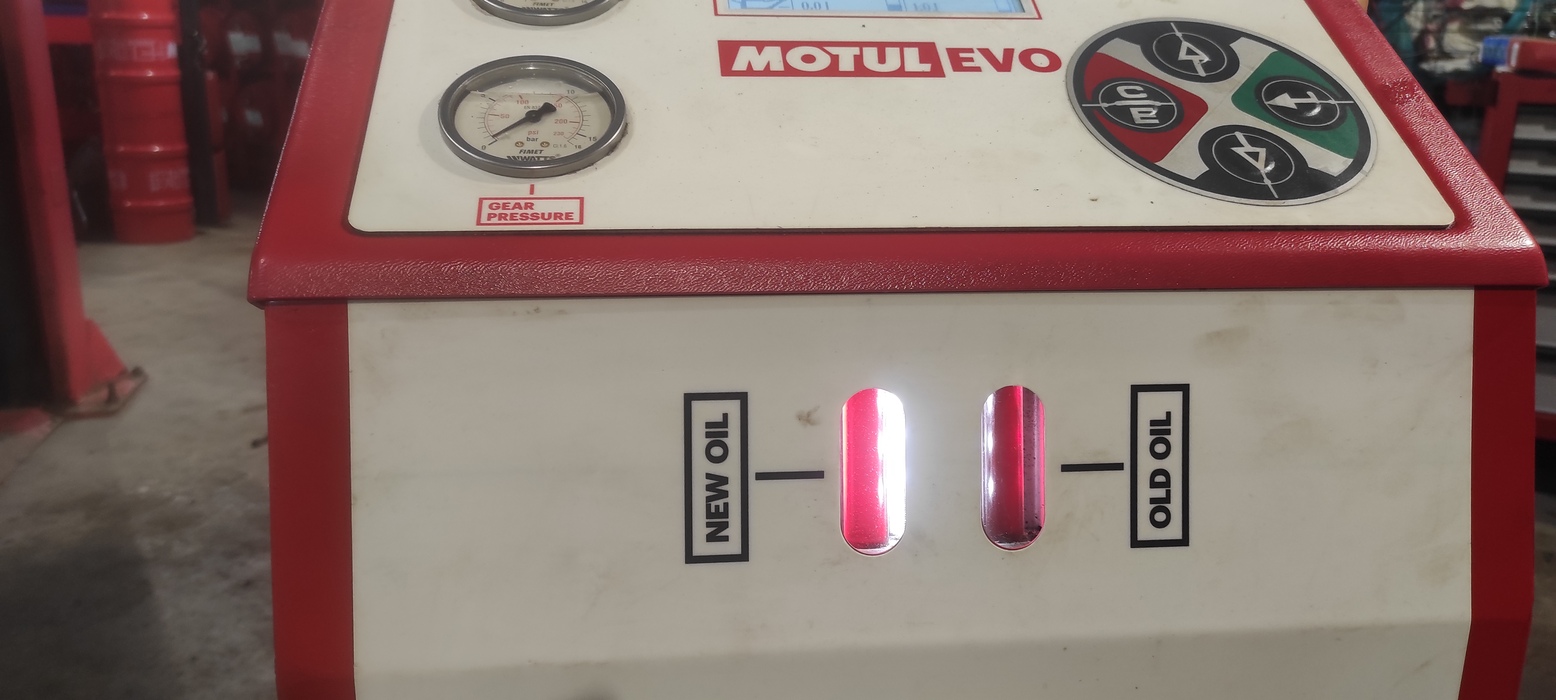 По ходу замены масла цвет в колбах выравнивается. Общий объём нового масла составил 12 литров. Заправочный объём коробки 10.7 литров.