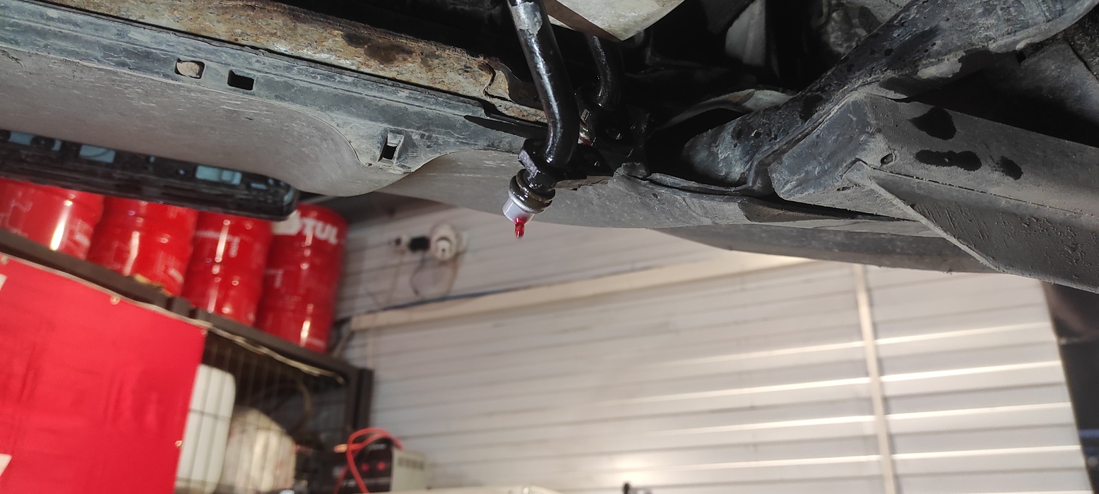 После завершения замены масла отсоединяем установку, переходник от патрубков охлаждения.