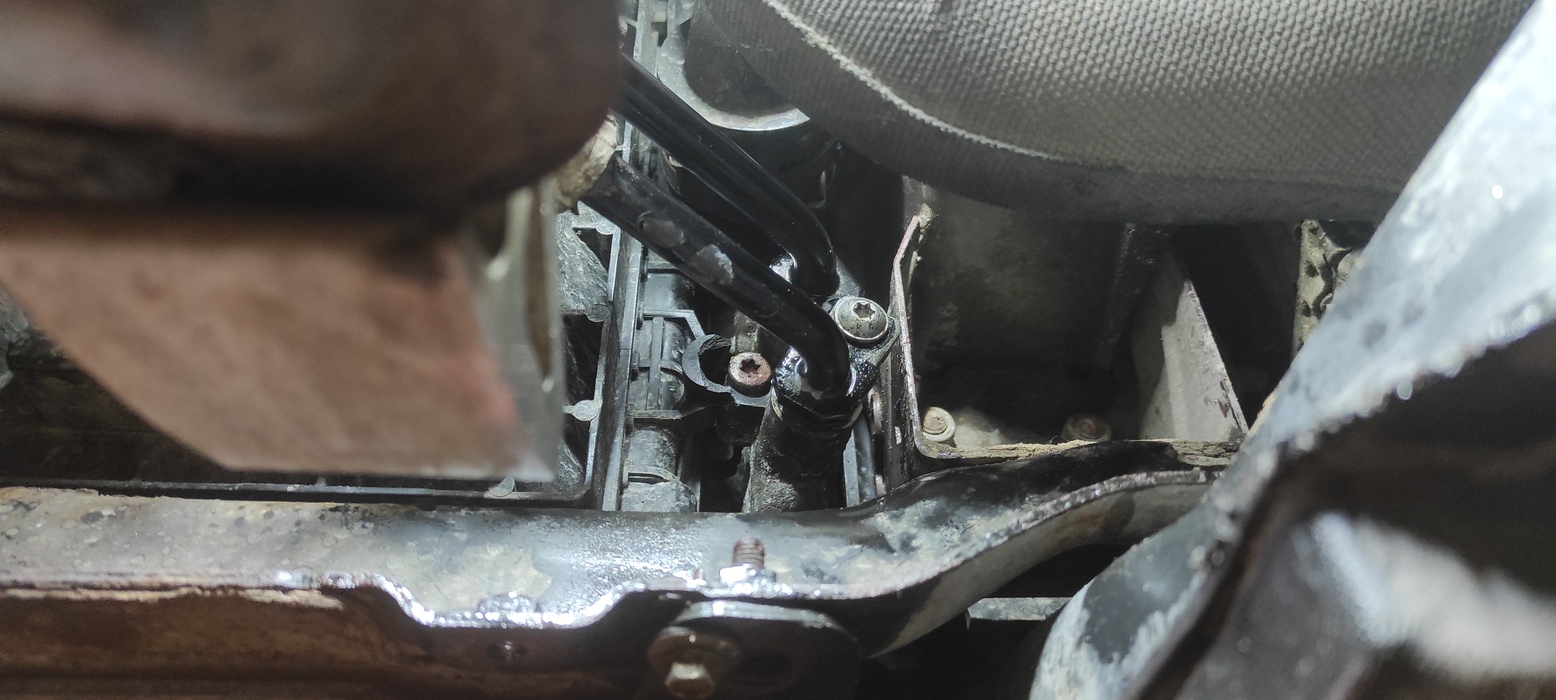 Очистив окислы в местах входа патрубков, осторожно возвращаем их в термостат и закрепляем.