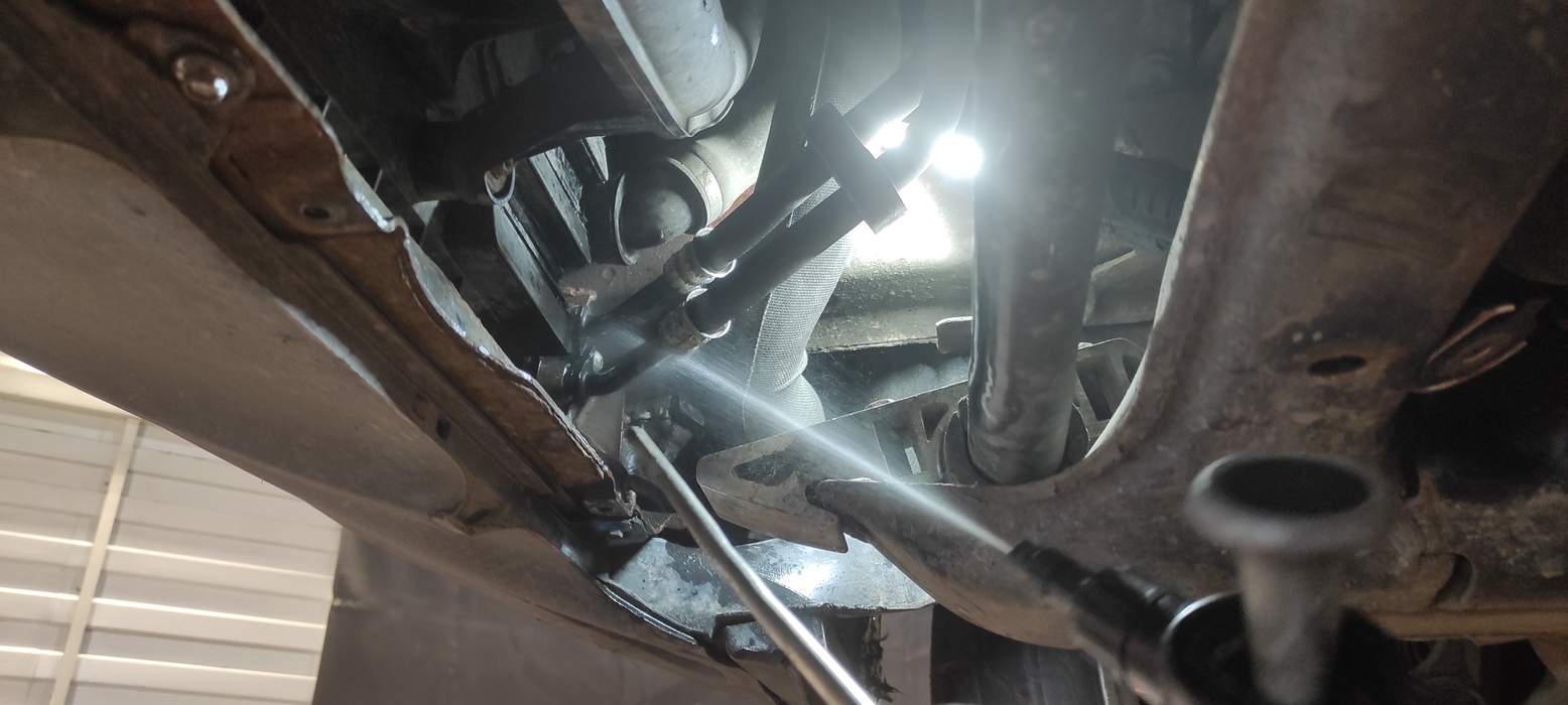 Зачищаем всё от масляных загрязнений. После охлаждения масла в АКПП до 35–45 градусов мы установим необходимый уровень масла. Замена завершена.