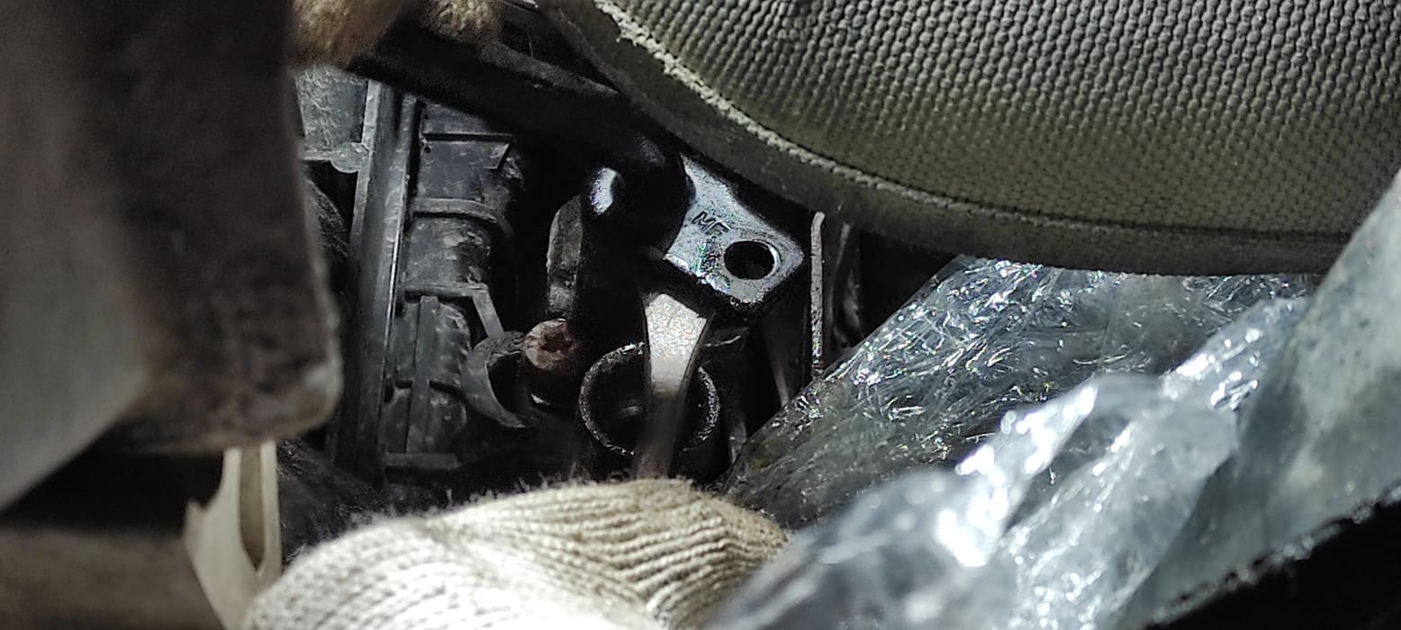 Патрубки соединяются с радиатором через термостат, у него сломана проушина для крепления и он не жестко зафиксирован. К тому же, окислы на корпусе термостата в местах входа патрубков добавляют трудностей при демонтаже. Делаем не спеша и осторожно.