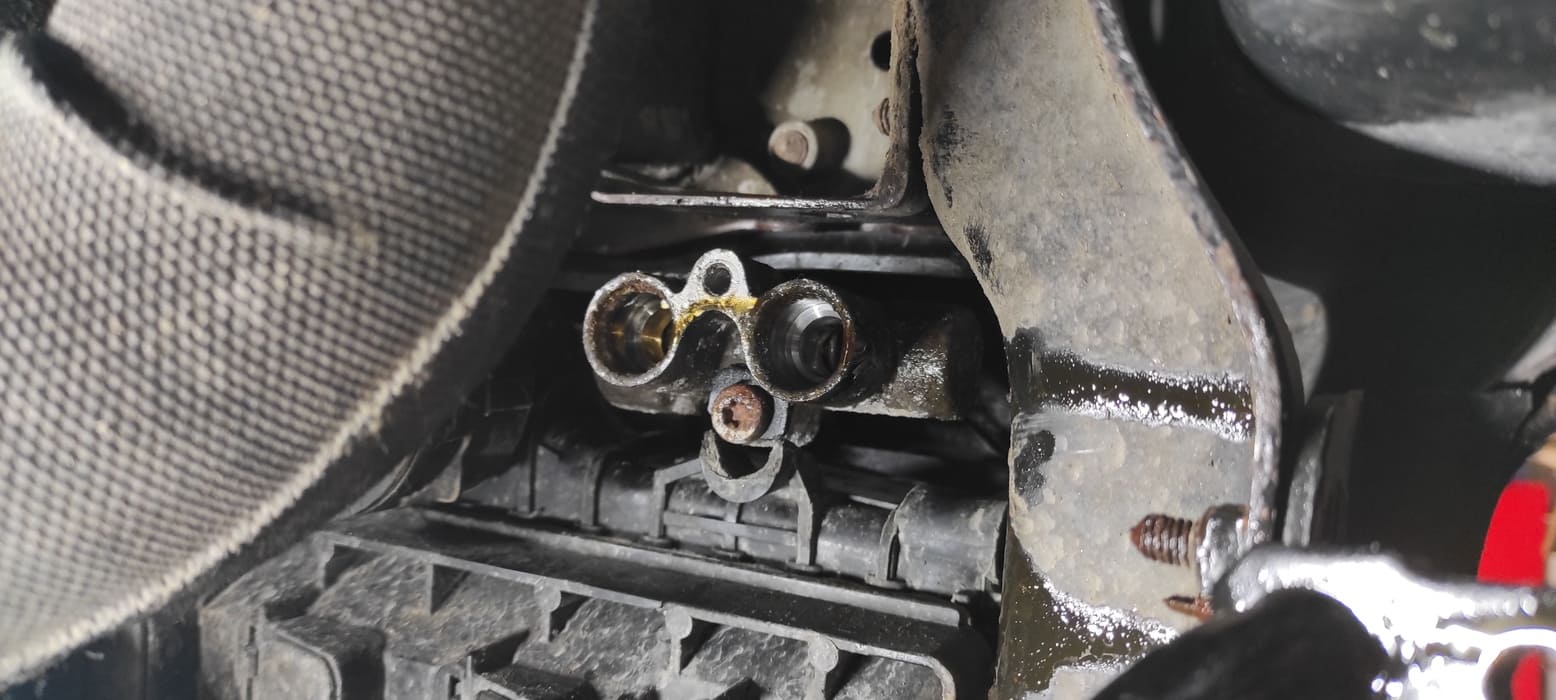 Вот он многострадальный, со сломанной проушиной и закисшим корпусом.