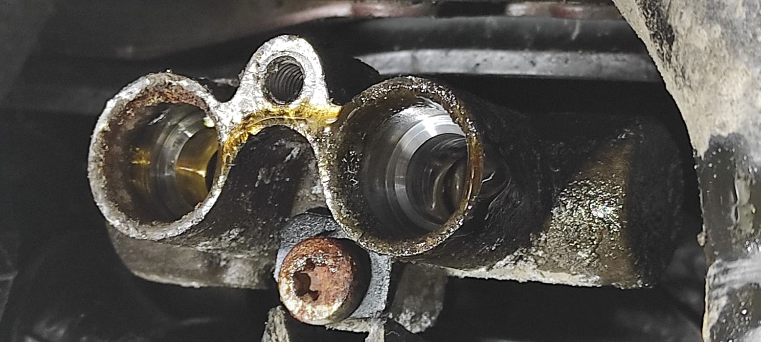 Крупным планом. Особенно окислена левая часть. Трудности будут и с установкой патрубков обратно.