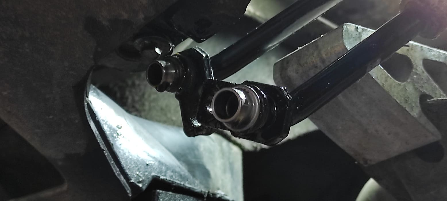 Внешний вид патрубков охлаждения масла АКПП. Через переходник мы подсоединим к ним установку для замены масла.