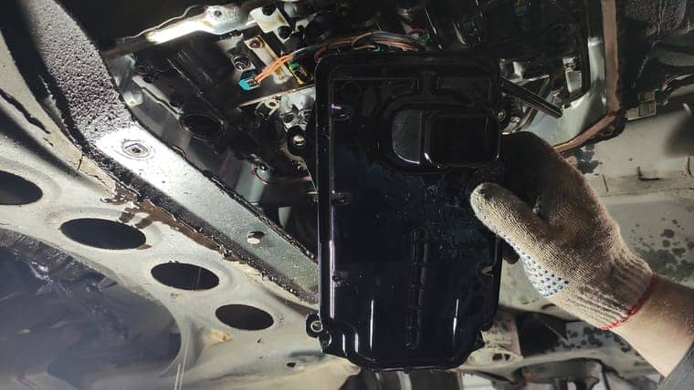 Демонтируем отработавший фильтр АКПП. На фильтре налёт от старого масла. Фильтрующий элемент загрязнен продуктами износа.