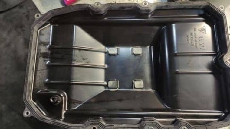 Отмываем поддон, очищаем магниты и устанавливаем новую прокладку