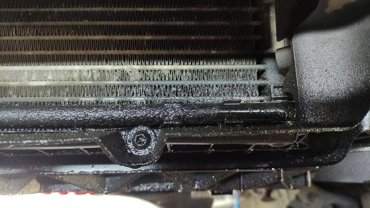 Старый радиатор АКПП подлежит замене. Сгнила трубка в месте крепления радиатора.