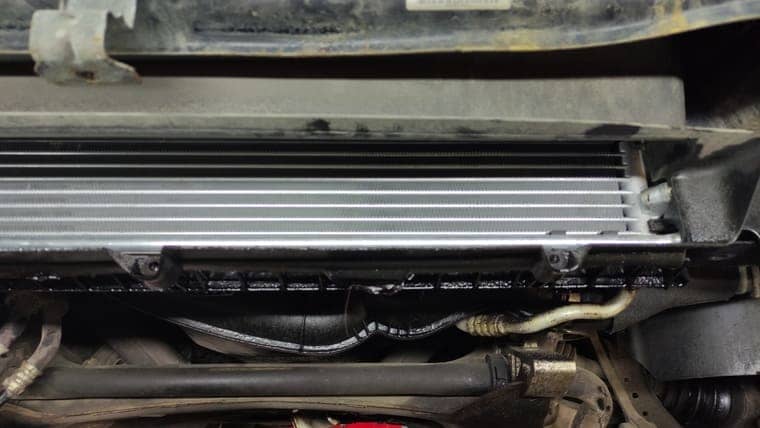 Новый радиатор установлен на автомобиль. Были деформированы крепления радиатора. Вероятная причина – наезд на препятствие.