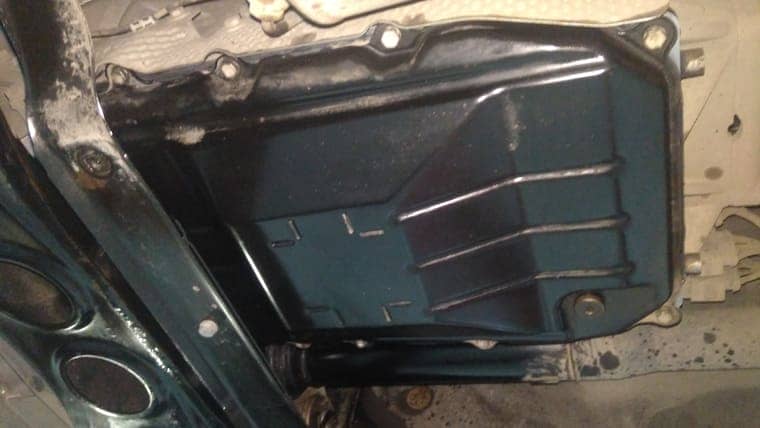 Устанавливаем поддон на свое место. Момент затяжки болтов крепления поддона 7 Нм. Заправляем установкой новое масло в АКПП в объёме 5.5 литра, примерно столько слилось старого масла при снятии поддона и замене фильтра.