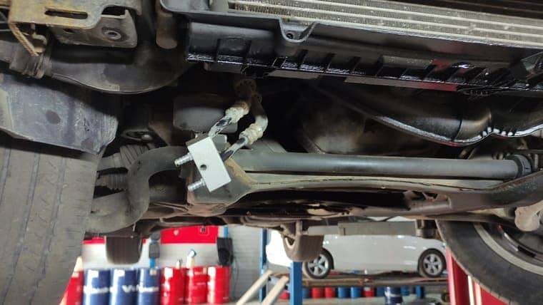 Подключение установки обеспечиваем через специальный переходник к трубкам контура охлаждения масла АКПП.