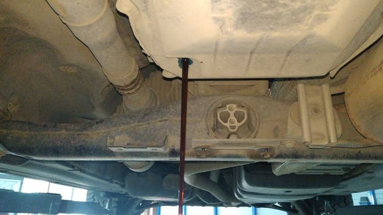 Откручиваем сливную пробку на поддоне АКПП и сливаем часть старого масла.