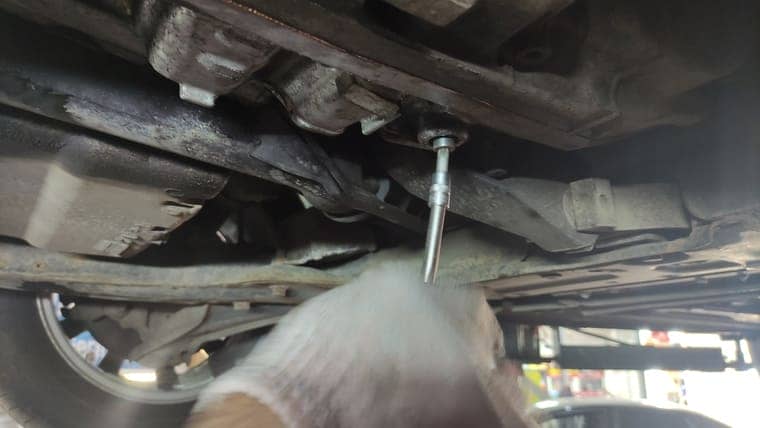 Устанавливаем новую уровневую заглушку и затягиваем её с моментом 8 Нм. Работы по замене масла завершены.