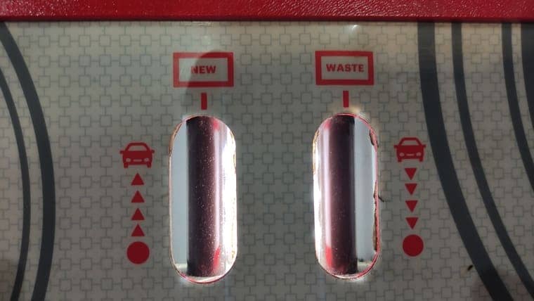 Через смотровые окна видно, что масло не черное и с явным явный оттенком красного. Владелец автомобиля поступает правильно, меняет масло в автомате своевременно. Это продлит ресурс коробки его автомобиля.