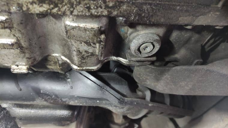 На коробках семейства TF-81SC сливная пробка комбинированная. Она же является и уровневой (имеет в конструкции переливную трубку и уровневую заглушку).