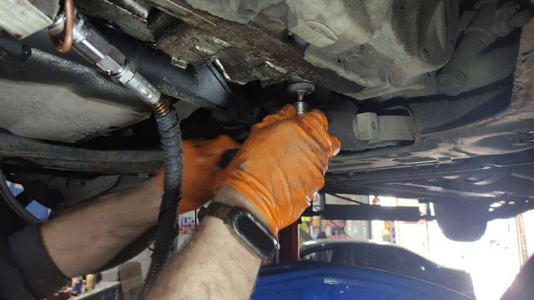 После слива масла из картера коробки, закручиваем сливную пробку с моментом 35 Нм. Уровневую заглушку пока оставляем старую.