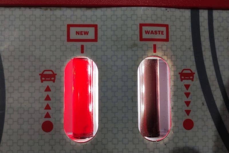 Начало полной замены масла. Сравните старое масло (справа) и новое (слева)