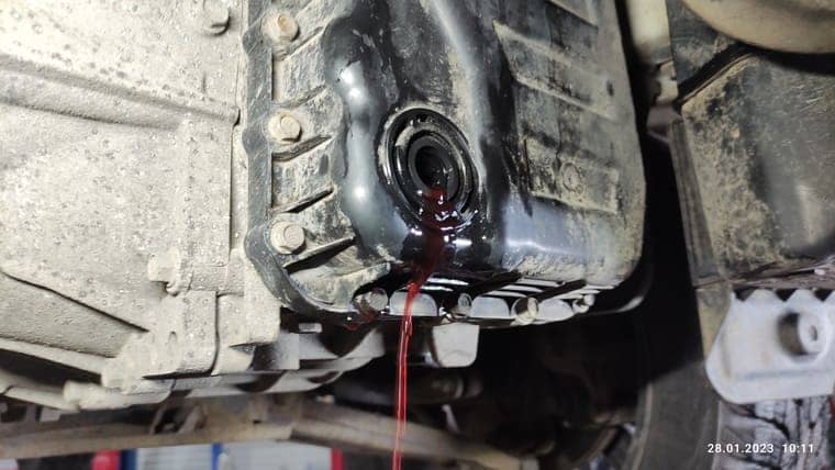 Запускаем двигатель, переключаем передачи, задерживаемся на каждой 2–3 секунды. Переводим рычаг управления АКПП в положение “P”. Открываем контрольную пробку и проверяем уровень. Масло должно вытекать до отдельных капель. Работа по замене масла завершена.