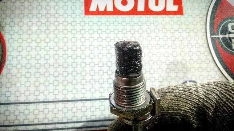 Магнит сливной пробки улавливает продукты износа. Крупных частиц металла нет, значит нет механических повреждений деталей АКПП.