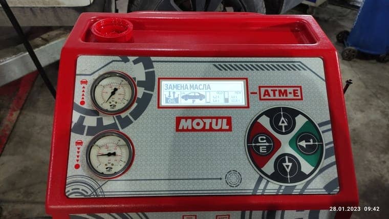 Заправляем картер АКПП новым маслом в объеме 4‑х литров и запускаем двигатель автомобиля. Начинается замена. Старое масло замещается новым промывая АКПП.