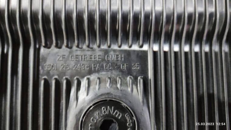 Название производителя и оригинальный номер поддона находится в районе сливной пробки поддона