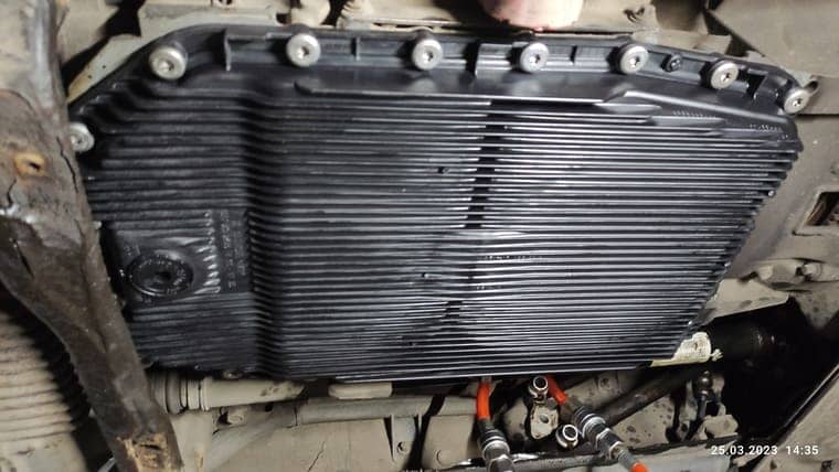 Устанавливаем новый поддон. Момент затяжки болтов 10 Нм.