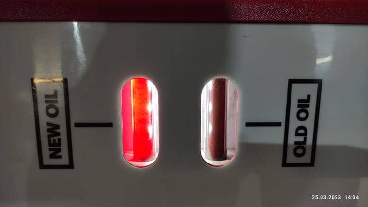 Старое масло вытекает, а новое подается установкой в АКПП. Визуально контролируем процесс в смотровых окнах.