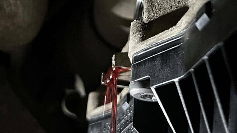 Запускаем двигатель и переключаем передачи, задерживаясь на каждой по 1,5 – 2 сек. Переводим селектор в паркинг и откручиваем контрольную пробку. Излишки масла вытекают. Затягиваем контрольную пробку с моментом 30 Нм. Работа по замене масла окончена.