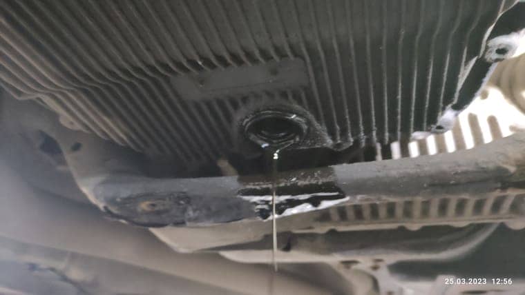 Слилось около 5‑ти литров масла, что соответствует норме. С трансмиссий этого типа сливается 4,5 – 5 литров масла.