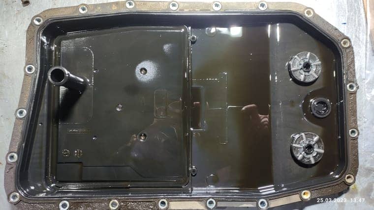 Понять, какого бренда был установлен поддон-фильтр мы не смогли. Опознавательные знаки отсутствуют.