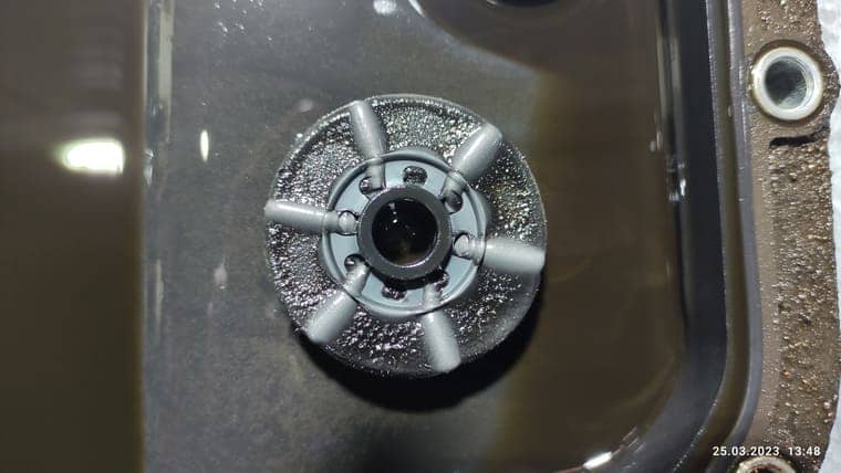 По опыту, такое количество пыли на магнитах скапливается к 100 000 км. Крупных частиц металла и металлической стружки нет.