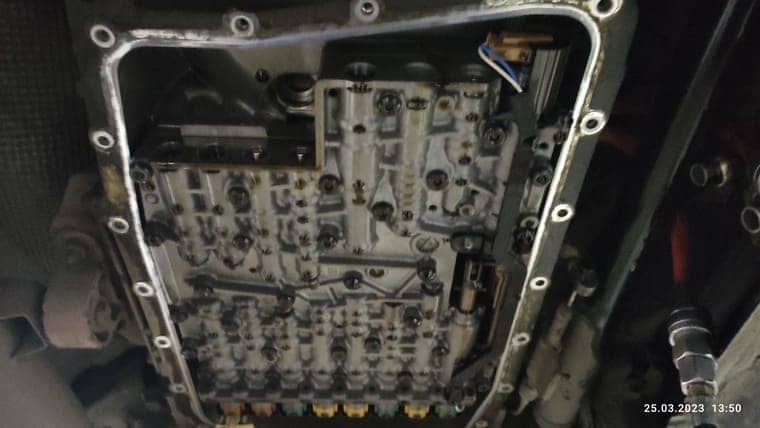 Перед установкой нового поддона необходимо очистить привалочную плоскость от грязи и старого масла.