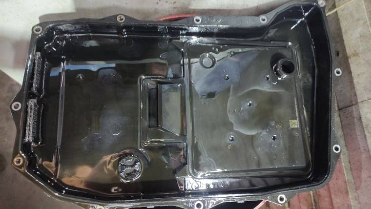 На дне поддона и магнитах есть немного фрикционной пыли. Видимых следов разрушения трансмиссии нет. Работаем дальше.