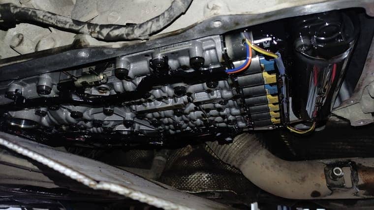 Перед установкой нового поддона очищаем АКПП от грязи и старого масла.