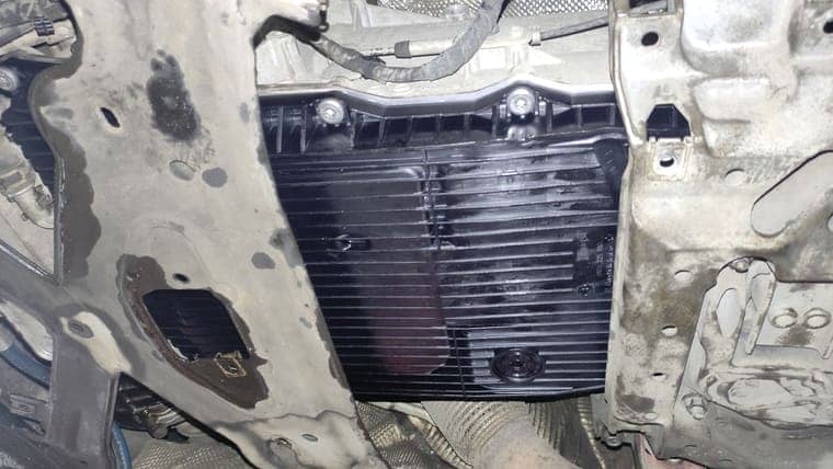 Устанавливаем новый поддон на свое место. Момент затяжки болтов крепления поддона 10 Нм. Ставим обратно траверсу и подушку АКПП.