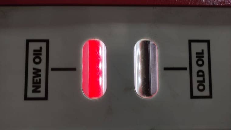 С помощью установки заправляем новое масло в картер коробки в объеме равном слитому.