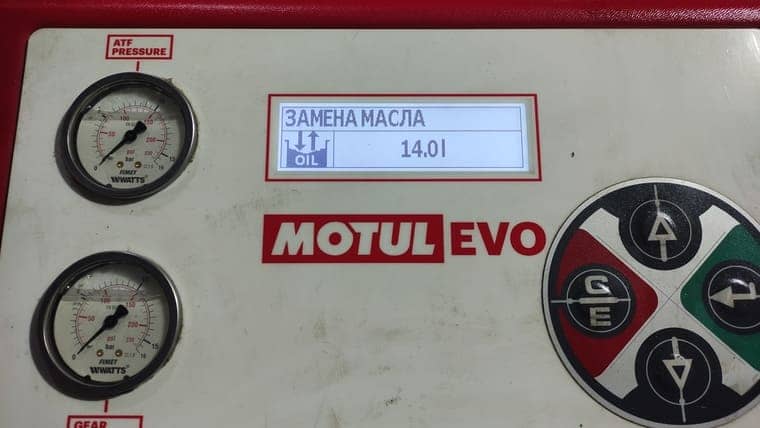 Настраиваем программу замены масла и запускаем двигатель. Замена происходит методом замещения. Новое масло замещает старое.