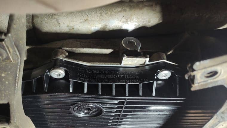 Устанавливаем новую пробку. Момент затяжки 30 Нм. Работа по замене масла завершена.