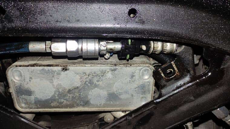 Разъединяем контур охлаждения трансмиссионной жидкости у теплообменника. Устанавливаем специальные переходники и запускаем двигатель автомобиля.