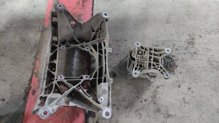 Часть болтов поддона АКПП закрыта траверсой. Для доступа к ним необходимо снятие задней подушки и траверсы.