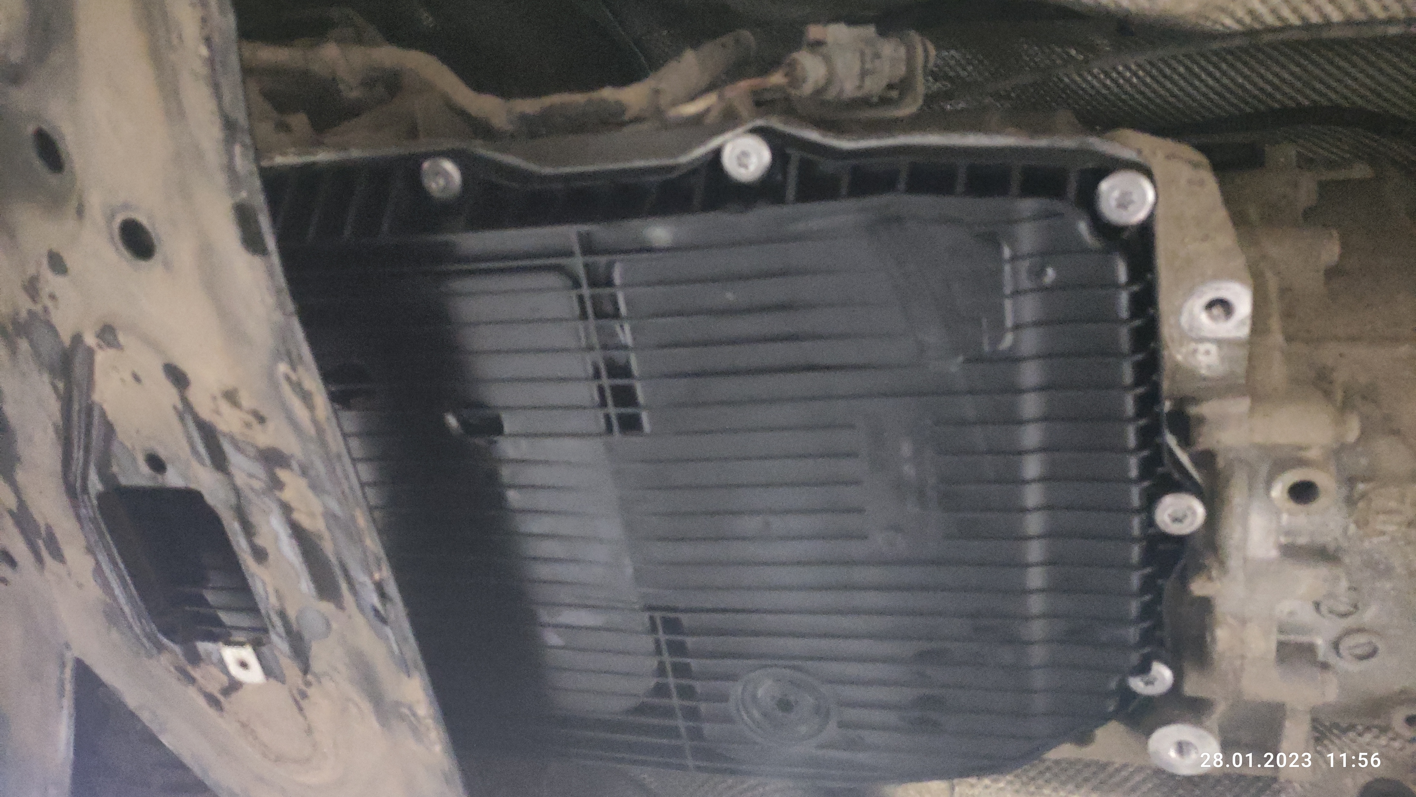 Устанавливаем новый поддон на свое место. Момент затяжки болтов крепления поддона 10 Нм. Ставим обратно траверсу и подушку АКПП.